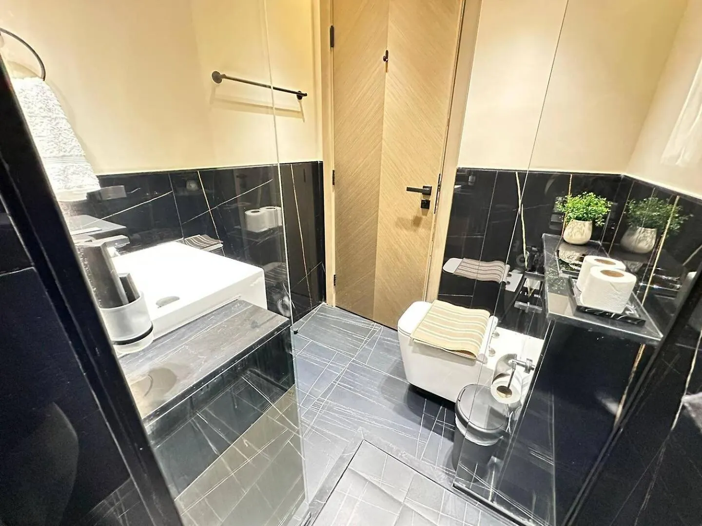 דובאי Elegant Studio With Burj Khalifa & Canal Views דירה
