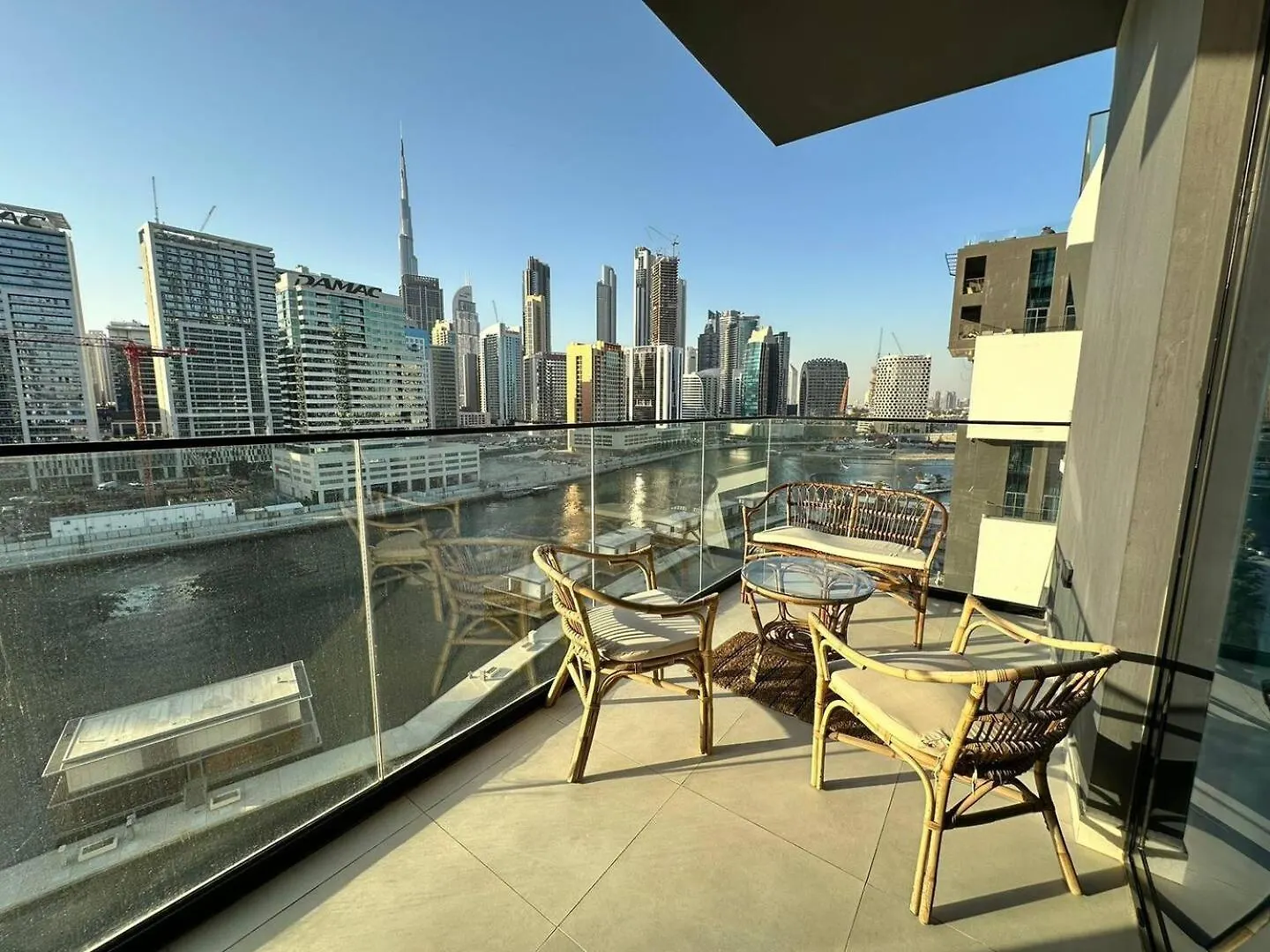 Elegant Studio With Burj Khalifa & Canal Views ドバイ