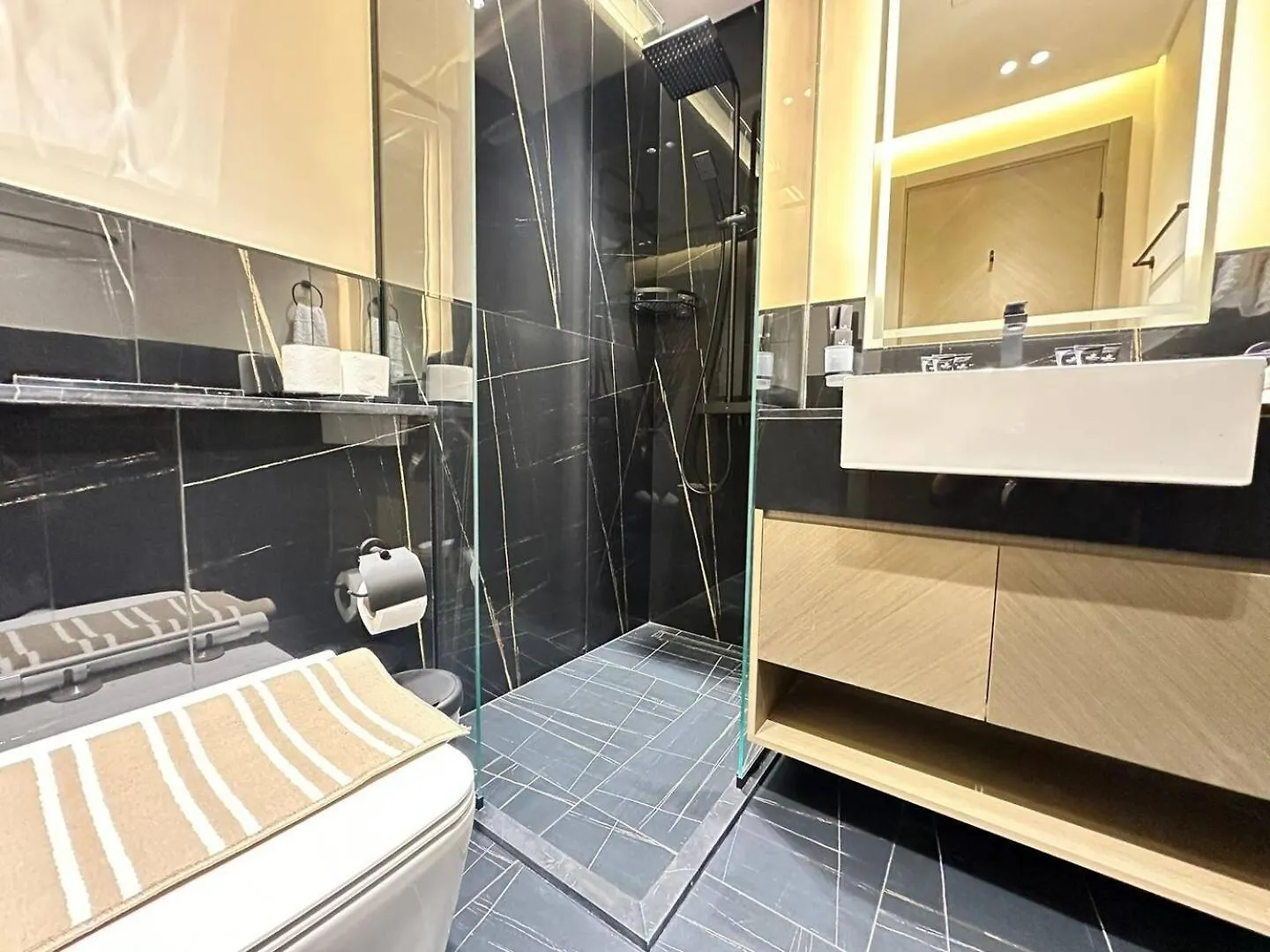 Apartment Elegant Studio With Burj Khalifa & Canal Views Dubai