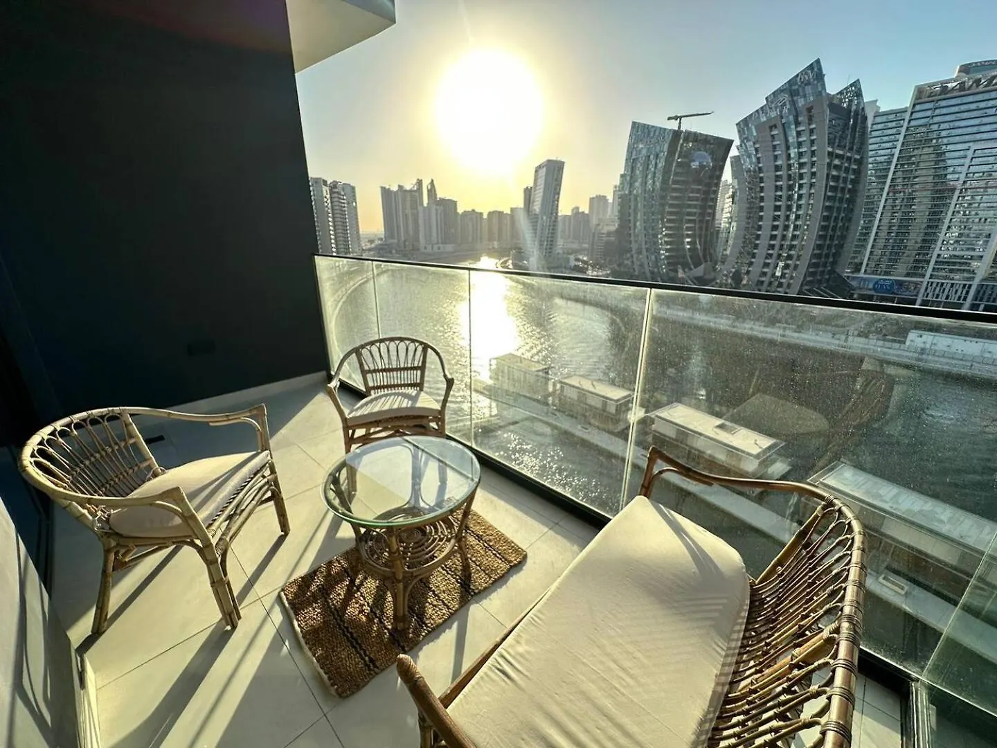 Elegant Studio With Burj Khalifa & Canal Views Dubai