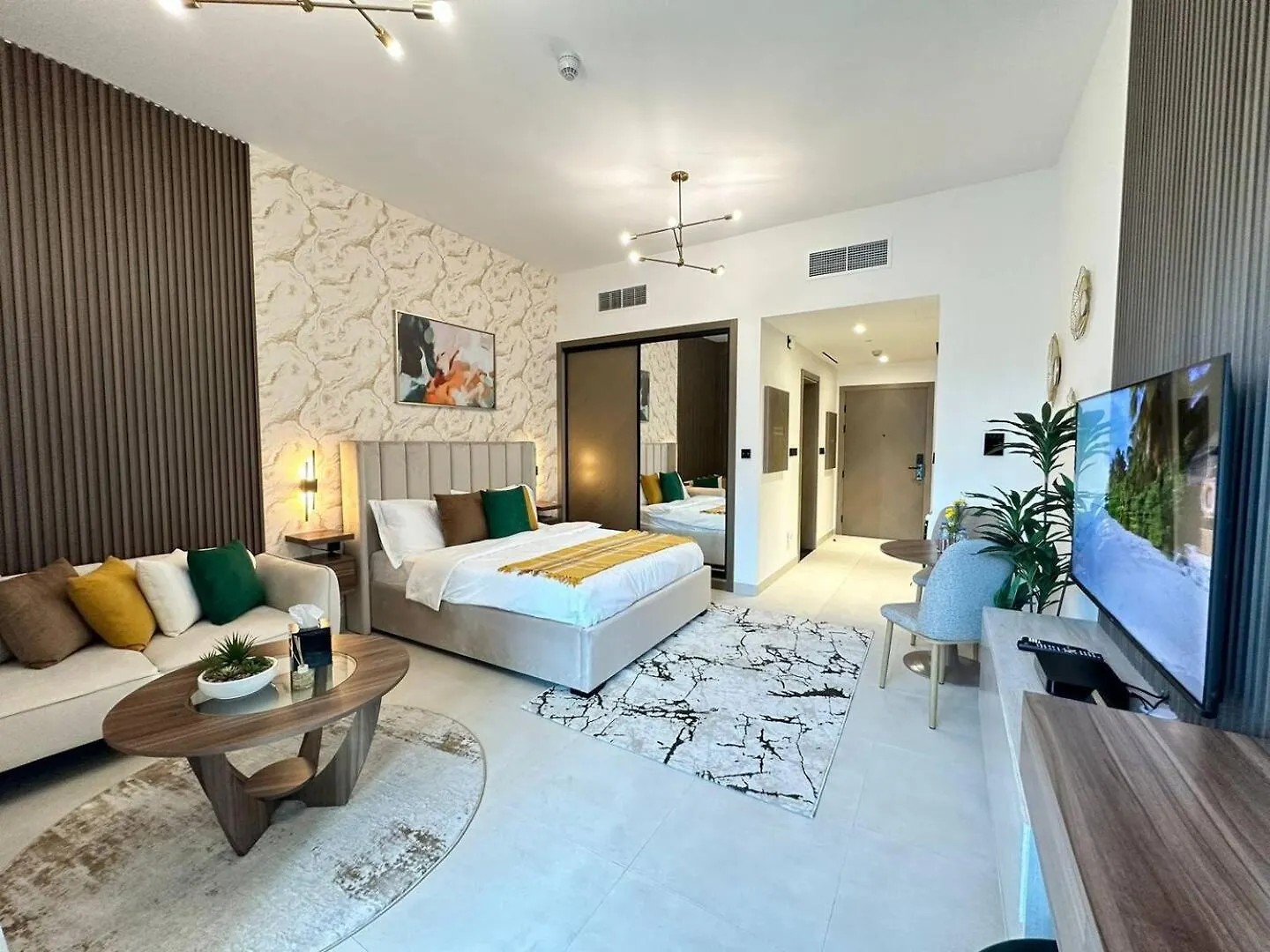Elegant Studio With Burj Khalifa & Canal Views Dubai Apartment