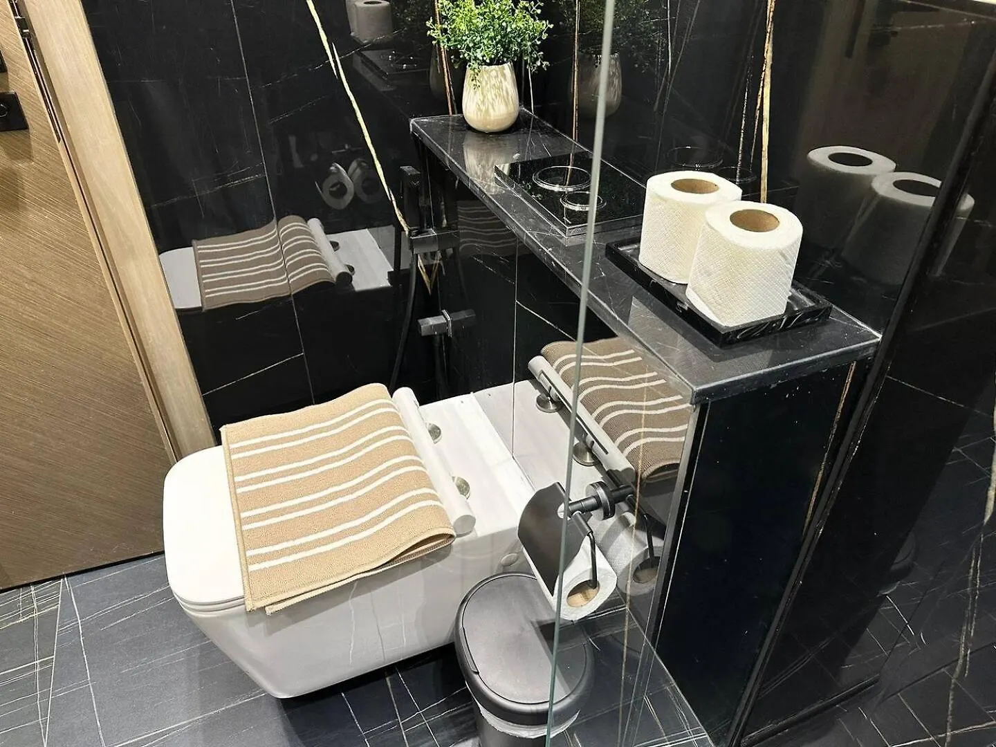 Apartment Elegant Studio With Burj Khalifa & Canal Views Dubai